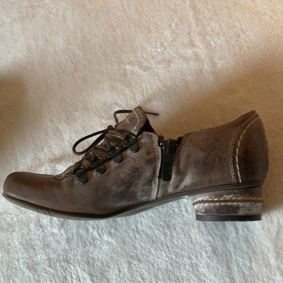 Virus Brown t8 distressed leather - Picture 7 of 13